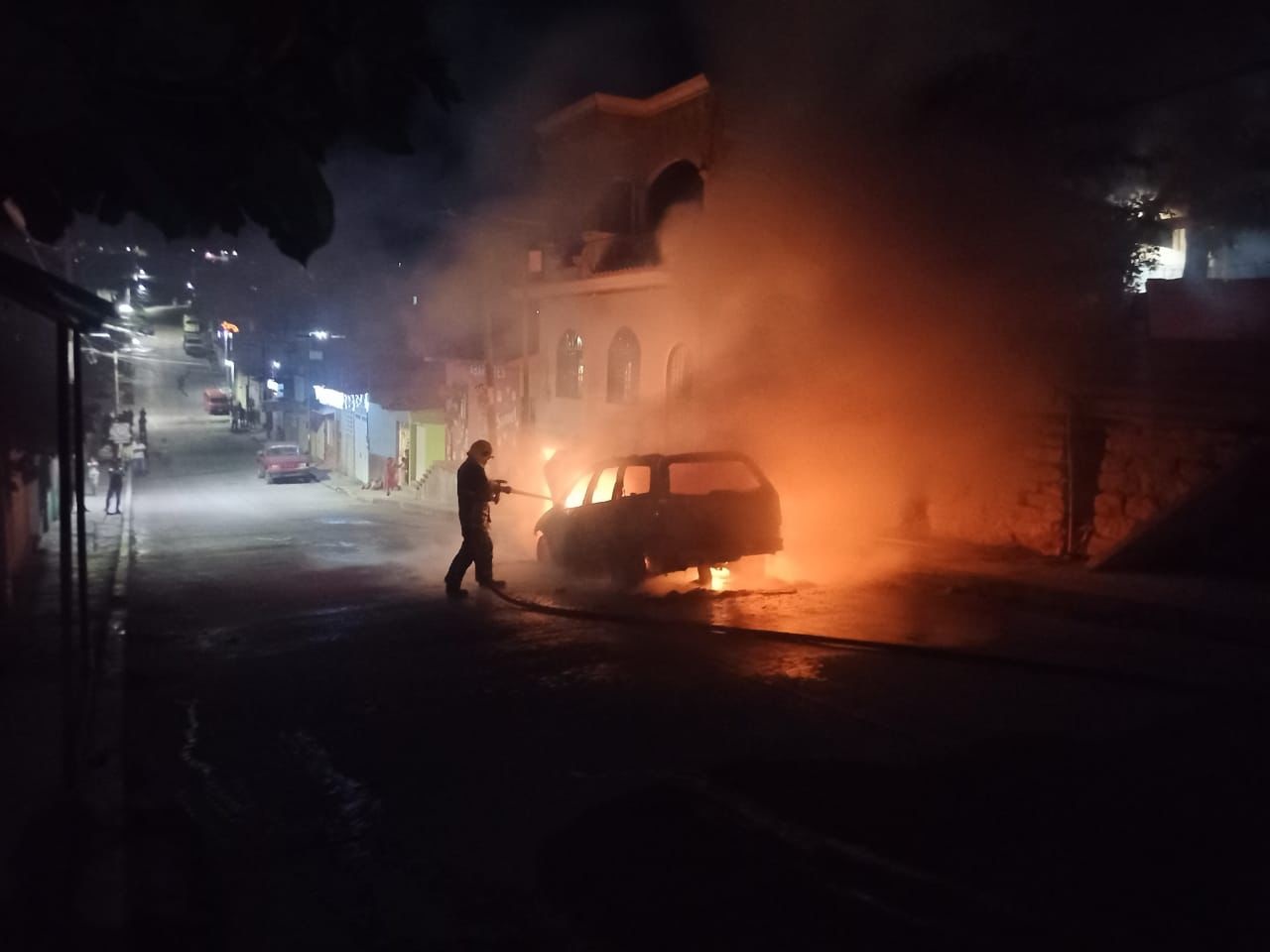 Se quema vehículo - Noticias Voz e Imagen de Chiapas