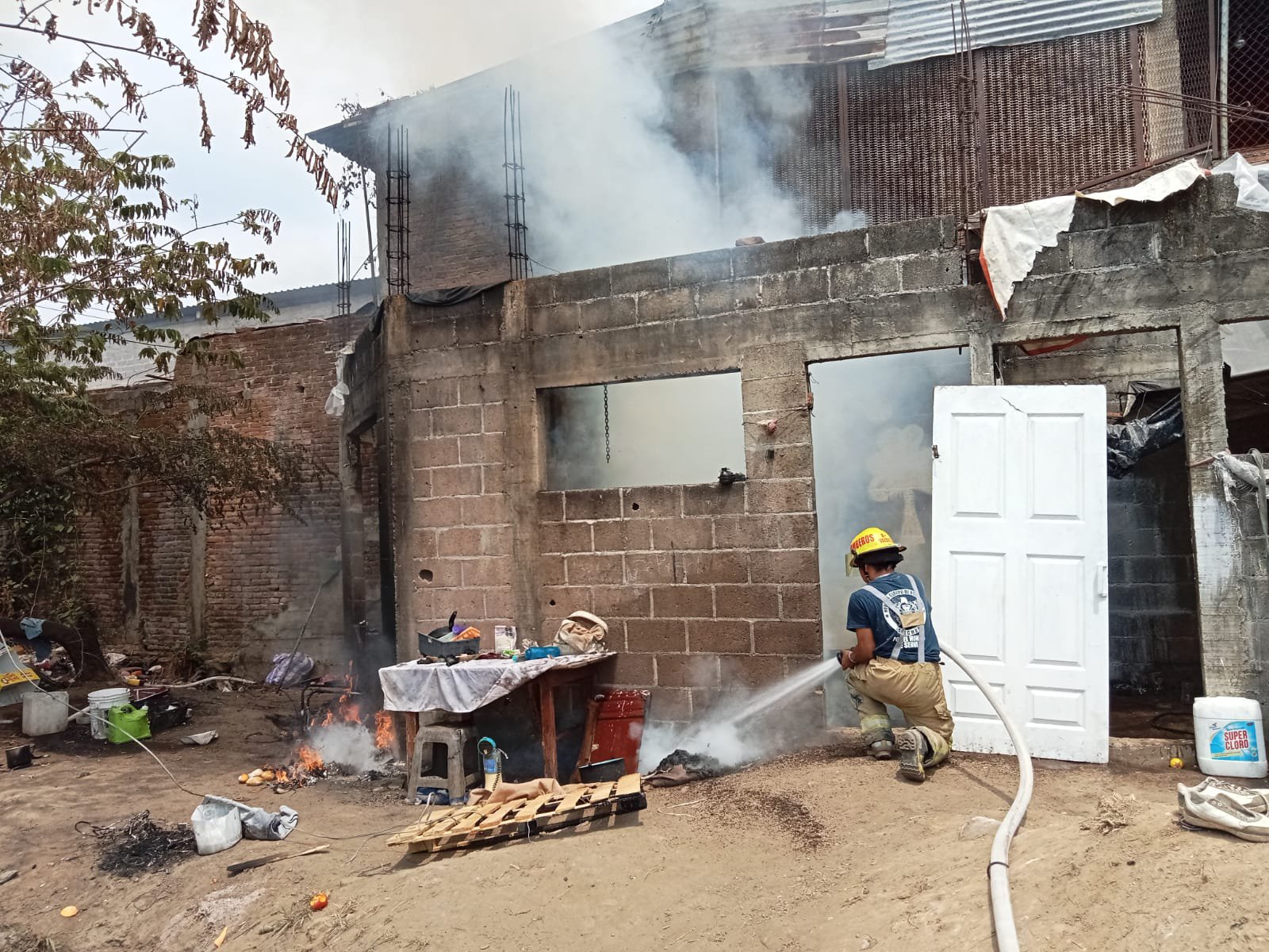 Se incendia casa abandonada - Noticias Voz e Imagen de Chiapas