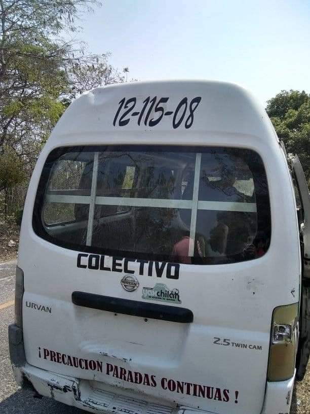 Colectivo a punto de volcarse - Noticias Voz e Imagen de Chiapas