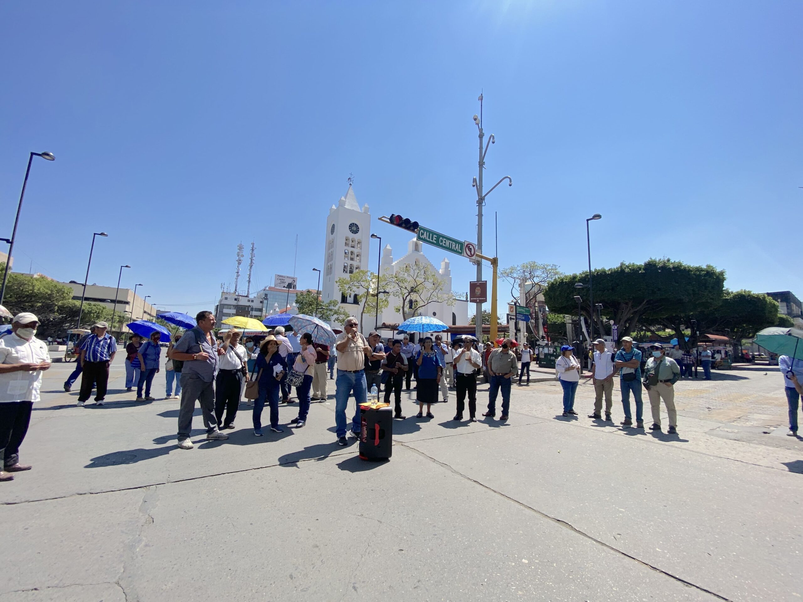 Maestros jubilados bloquean centro de Tuxtla - Noticias Voz e Imagen de ...