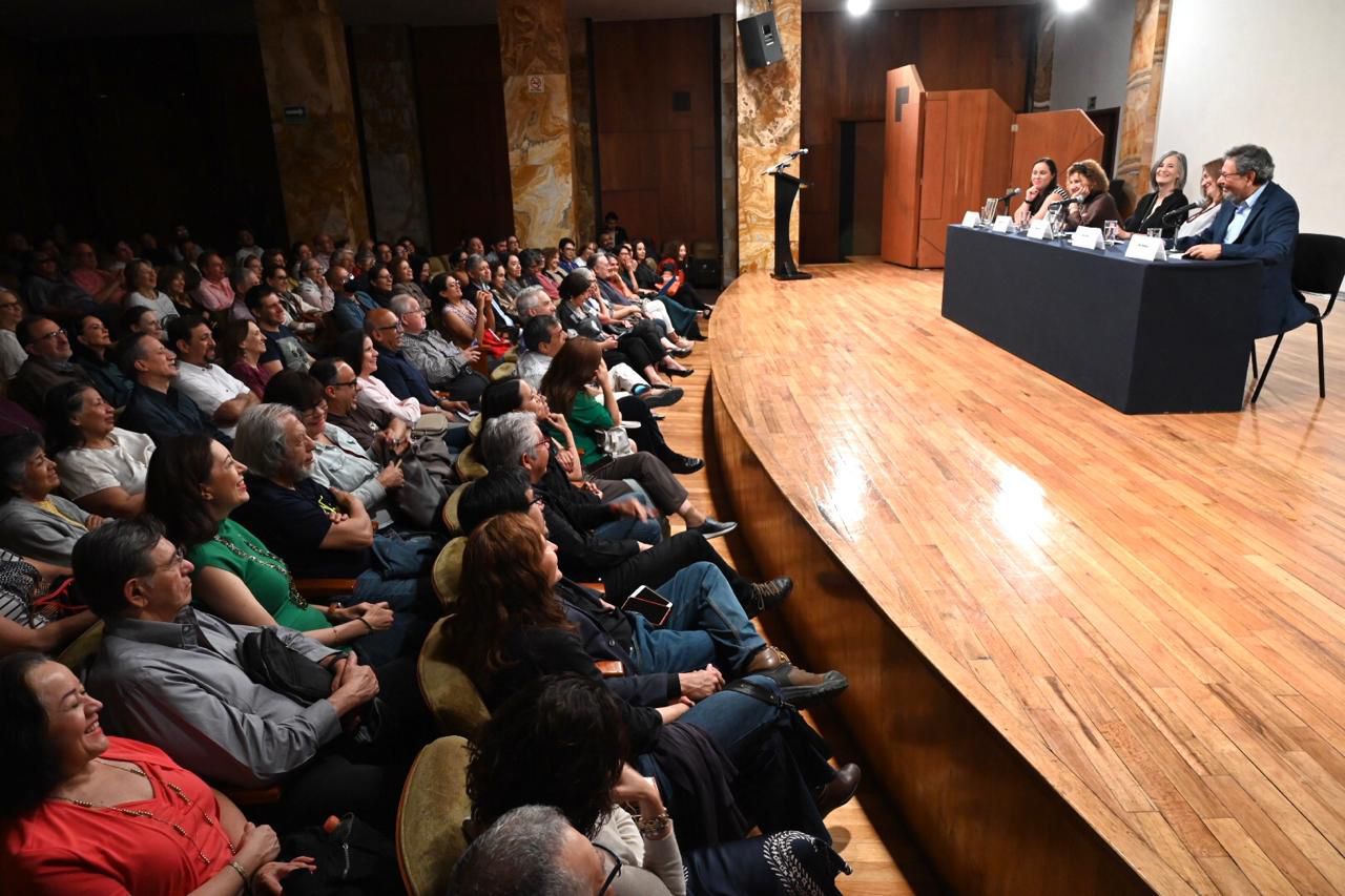 Conversatorio homenajea a Mónica Lavín - Noticias Voz e Imagen de Chiapas