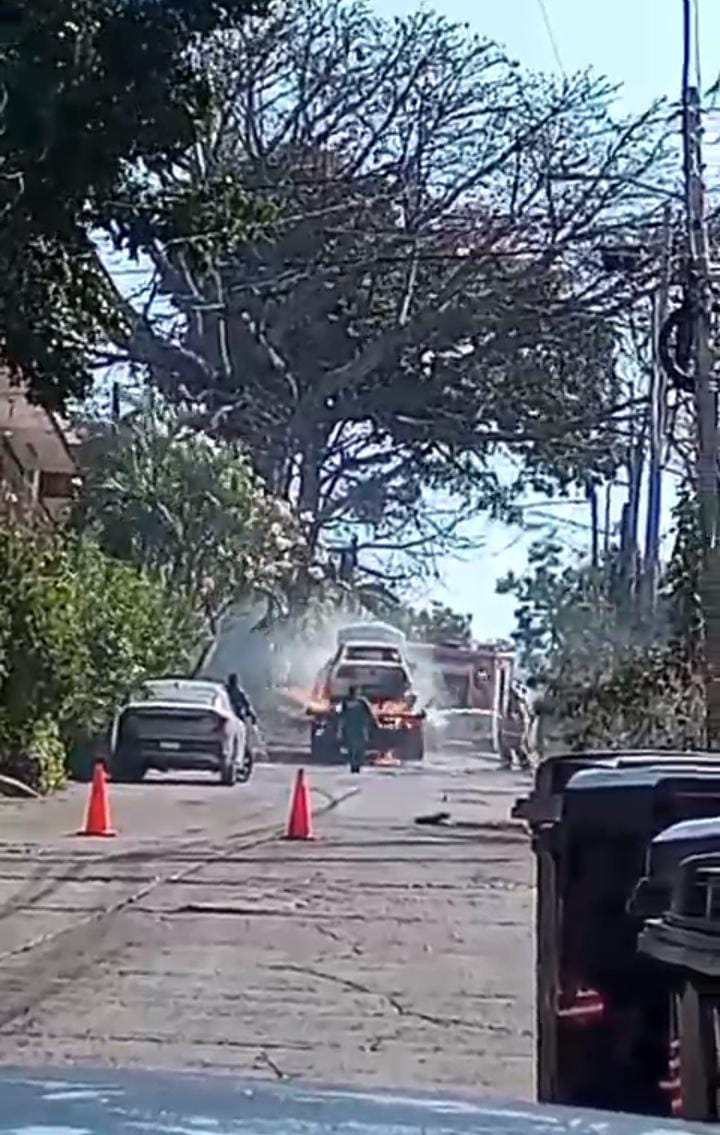 Incendio reduce a cenizas dos camiones - Noticias Voz e Imagen de Chiapas
