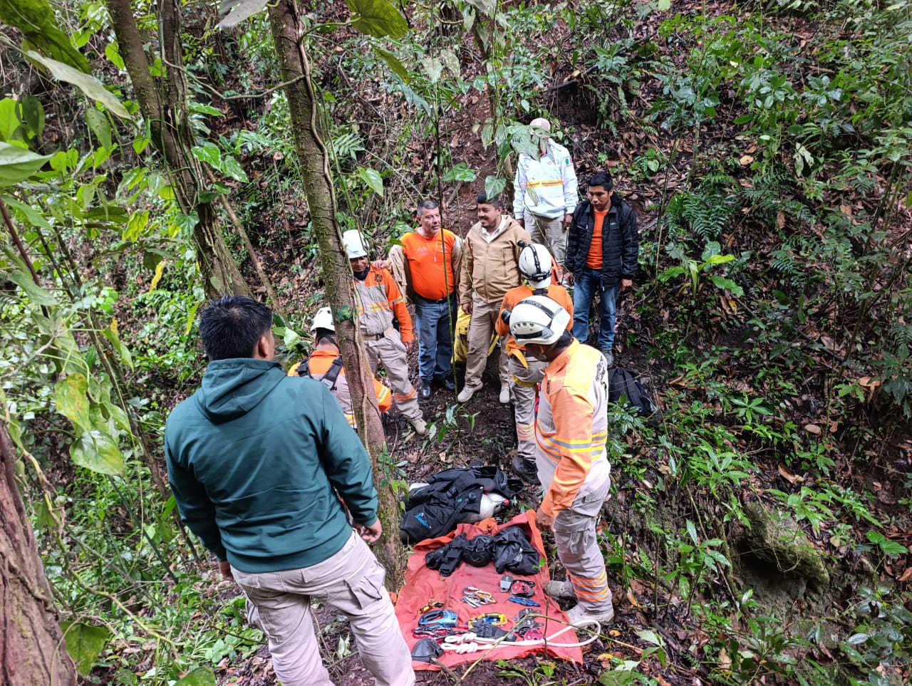 Cae camión a cenote - Noticias Voz e Imagen de Chiapas